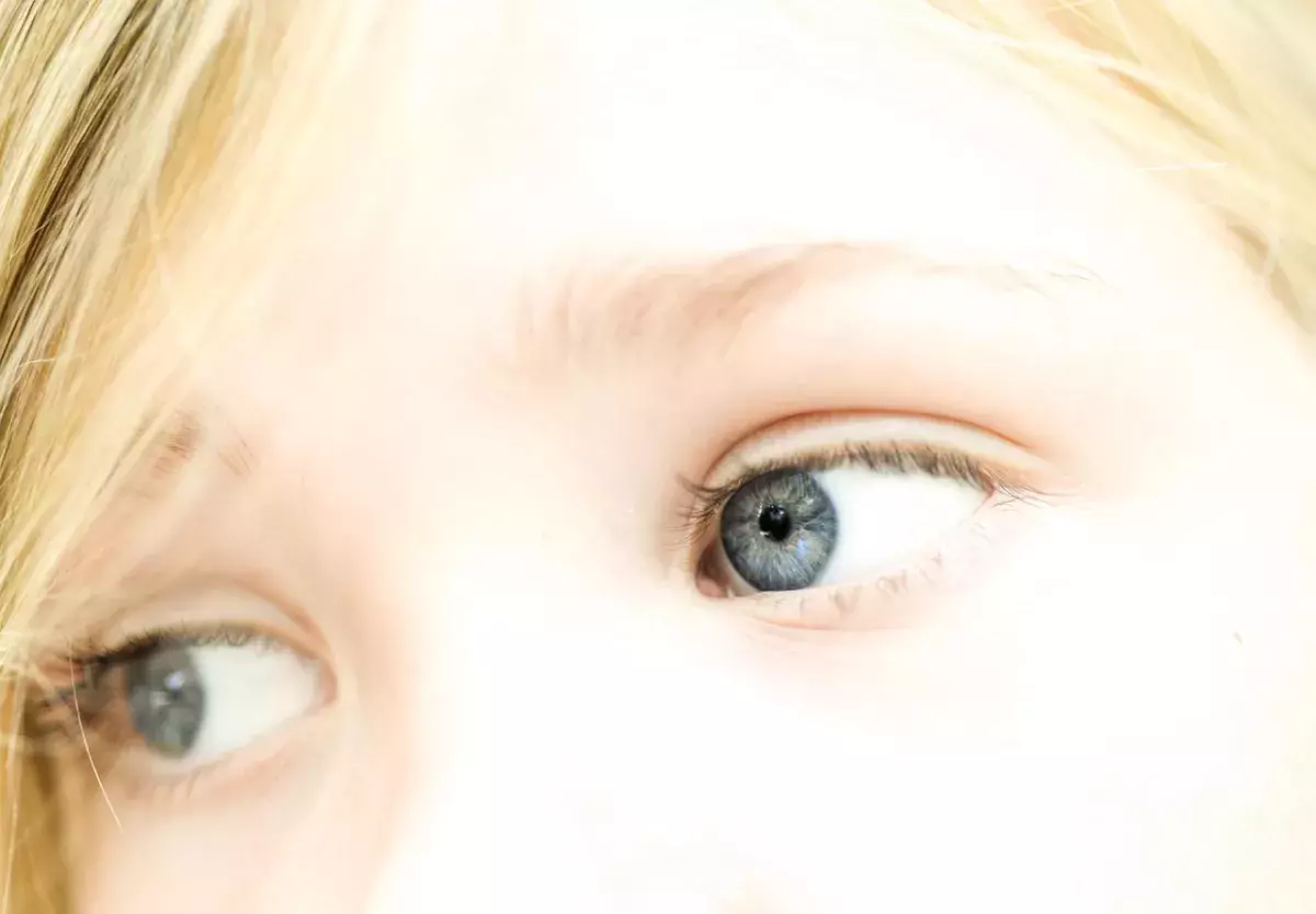 yeux d'enfant regardant vers la gauche